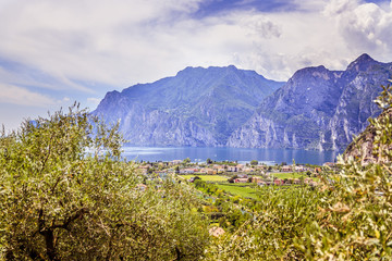 Fototapeta premium Idylliczny krajobraz Włochy, Lago di Garda: Góry, mała wioska i jezioro