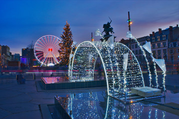 illumination de noël sur la place de Jaude à Clermont-Ferrand, Auvergne, France. Traitement photo HDR