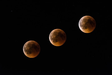 Obraz na płótnie Canvas Piękny czerwony księżyc w trzech odsłonach