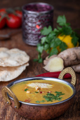 indische Mulligatawny-Suppe in einer Schüssel