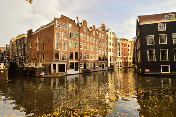 Stare miasto w Amsterdamie w słoneczny dzień.