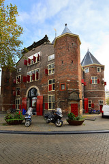 Stare miasto w Amsterdamie w słoneczny dzień. - obrazy, fototapety, plakaty