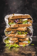 Abwaschbare Fototapete Snack leckeres gyros-sandwich in papiertüte mit salat