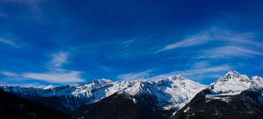 Fototapeta na wymiar Schnee bedekte Berge