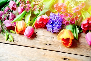 Glückwunschkarte Frühling - Frühling Blumenstrauß - Frühlingsblumen Tulpen und Hyazinthen auf Holzbrett - Muttertag, Ostern Geburtstag Karte