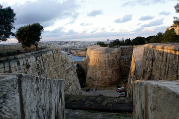 gigantische, zum Teil doppelte Stadtmauer