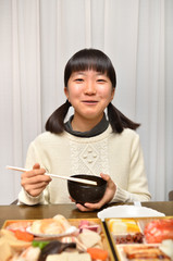 お雑煮を食べる女の子(正月、おせち料理)