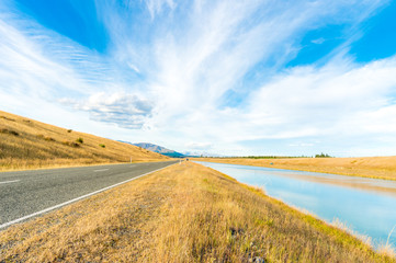 Fototapeta premium ニュージーランドの川と道路