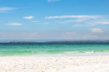 Fototapeta na wymiar Hyams Beach - the world's whitest beach - at Jervis Bay on a beautiful summer day with azure blue water and white sand (Jervis Bay, Australia)