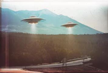 Papier Peint photo UFO Objet volant non identifié. Deux ovnis survolant une route parmi les arbres. Vintage photo rétro illustration 3D. Bruit et défauts du vieux film photo.