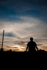 Fototapeta premium Silueta de joven mirando el cielo
