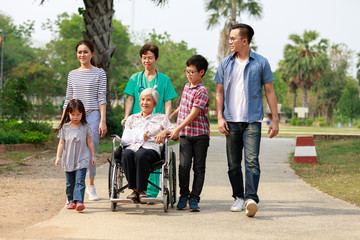 Obraz premium broken arm female patient with nurse