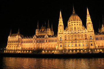 Fototapeta premium Hungarian parliament in Budapest by night