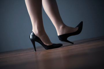 黒いパンプスの女性