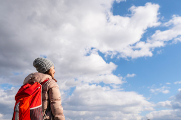大空とバックパッカーの女性