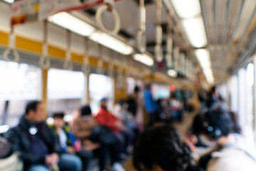 電車内の人々