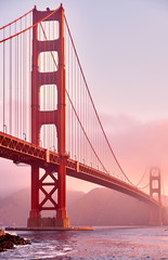 Golden Gate Bridge bij zonsopgang, San Francisco, Californië