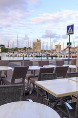 table de café sur le vieux port de la rochelle en france au petit matin