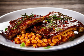 Tasty grilled ribs with vegetables
