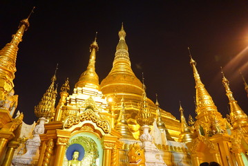 Fototapeta premium ヤンゴンパゴダ