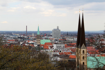 blick auf hochhäuser fotografiert von der sparrenburg in bielefeld deutschland an einem herbst tag