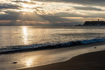 湘南海岸と江の島の夜明け
