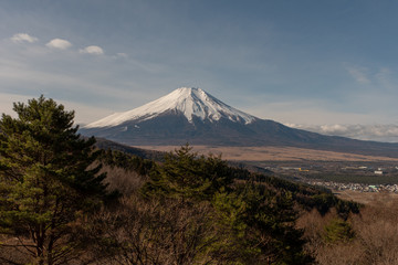 Fototapeta premium 山の稜線の向こうにそびえる富士山