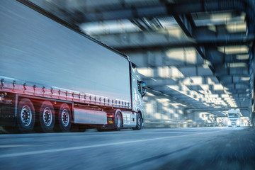 LKW fährt in einem Tunnel