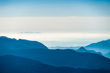 Montserrat entre la niebla
