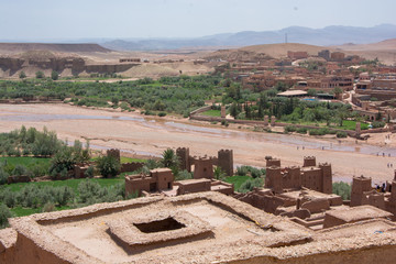 Aut&eacute;ntico paisaje de casas y r&iacute;o, tono marr&oacute;n y verde, Marruecos