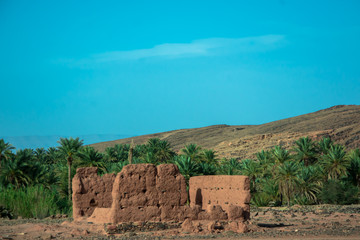 Fototapeta na wymiar Marruecos, Marrakech, casa en ruinas, cielo azul para texto, copy-space