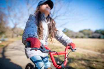 Naklejka premium 自転車で遊ぶ女の子