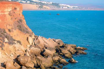 PAISAJE DE ACANTILADO CON MAR Y HORIZONTE DE CIELO AZUL EN CONIL DE LA FRONTERA EN CÁDIZ