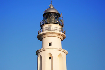 FARO BLANCO DE TRAFALGAR Y FONDO DE CIELO AZUL