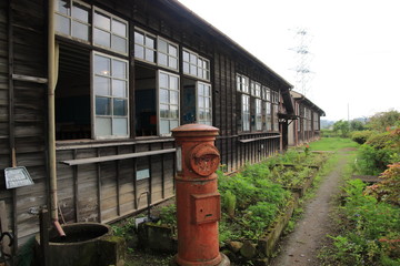 古い校舎とポスト