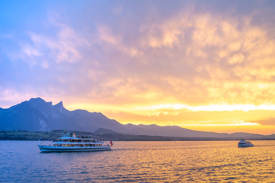 Schiffahrt auf Thunersee bei dramatischem Himmel