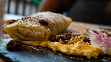 Puff pastry cake with custard and raisins.