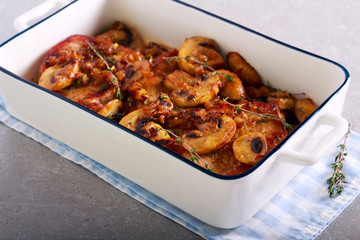 Pork chops with mushrooms with thyme
