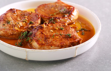 Spicy meat chops with gravy