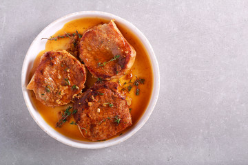 Spicy meat chops with gravy
