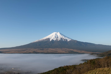 Fototapeta premium 雲海に浮かぶ富士山 山梨県