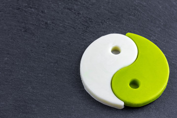 Schokolade mit Ying Yang Symbol aus weißer Schokolade und Matcha Schokolade