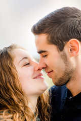 jeune couple amoureux