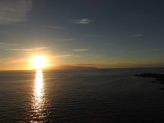 Obraz premium sun setting over the sea