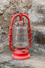 una vecchia lampada rossa - 241857148