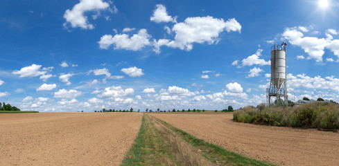 Frisch geeggte Felder an einem Silo