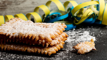 Chiacchiere di carnevale su piatto di ardesia