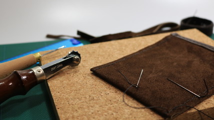 レザークラフト 刺繡中のレザー