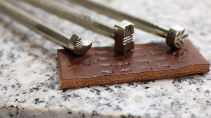 レザークラフト 刻印と刻印した革