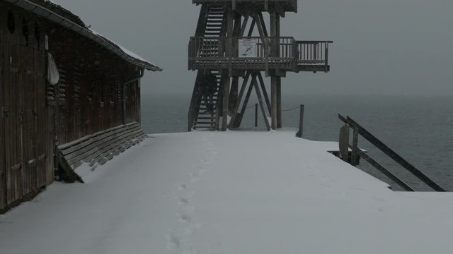 Winter in bayern, ammersee, mann am ufer in utting, schnee, sturm